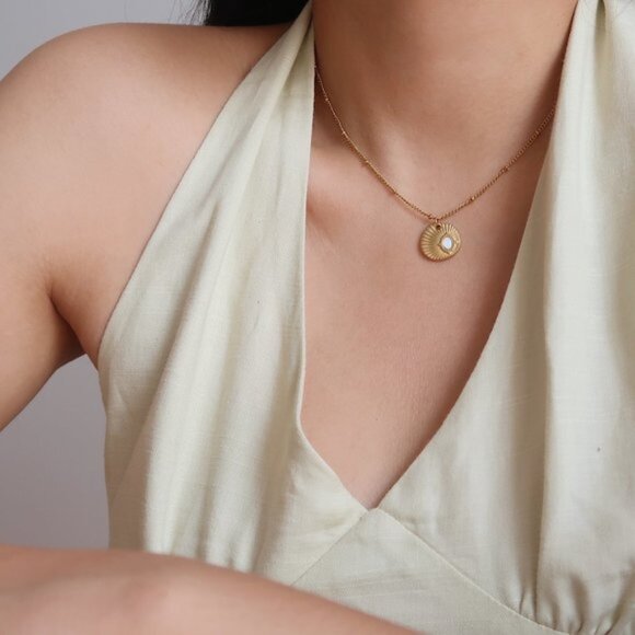 NEW 18K Gold Plated Luxury Shell Necklace - Picture 8 of 15